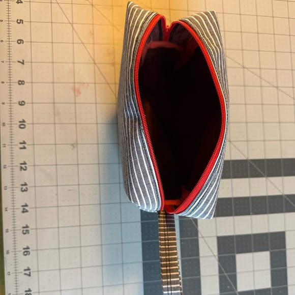 Hand made lined toiletry bag - Picture 2 of 3